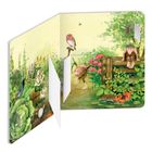 Eine Illustration zeigt eine Gartenszene mit Feen, einem Rotkehlchen, Schmetterlingen und viel Grün.