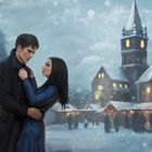 Ein Paar in Winterkleidung steht nah beieinander, umgeben von schneebedeckten, erleuchteten Gebäuden.