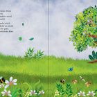 Texte beschreiben eine weite Wiese, sanfte Brise, schaukelnde Gräser, düstere Nacht, graue Wolken. Illustration einer Wiese.