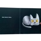 "Gute Nacht, Katze." Daneben eine Illustration einer grauen Katze mit großen, gelben Augen auf dunklem Hintergrund.
