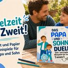 „Spielzeit zu Zweit!“, „Das Papa und Sohn Duell“, ein Mann und ein Junge lächeln sich an, im Freien.