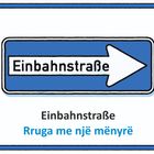 Einbahnstraße, Rruga me një mënyrë; Schild mit Pfeil nach rechts.