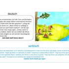 Eine Gruppe von Tieren berät, wie sie den Raben loswerden. Ein Baum und Fluss in einer grünen Landschaft.