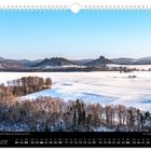 Januar, Winterlandschaft mit schneebedeckten Feldern, Bäumen im Vordergrund und Hügeln im Hintergrund; Kalenderansicht.