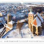 "Winterliche Stille an der Alten Wasserkunst und der Michaeliskirche. Januar. 01.01. Neujahr | 06.01. Heilige Drei Könige." Schnee bedeckt ein Dorf mit einem Fluss, Türmen und einer Kirche.
