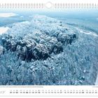 Kalender Januar, Pfaffenstein im Winter, verschneite Felsen und Wälder im Elbsandsteingebirge.