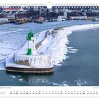 Text: „Januar“, „Der Leuchtturm auf der Sassnitzer Mole von Eis bedeckt“. Zu sehen ist ein vereister Leuchtturm an einer Mole.