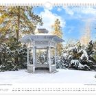 "Januar", "Winterstimmung am Pavillon im Albertpark". Schneebedeckter Pavillon umgeben von verschneiten Bäumen.