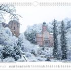 Januar. Ein schneebedecktes Schloss und Burg in winterlicher Landschaft, umgeben von Bäumen.