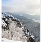 Unter dem Kalender für Januar steht: "Auf den Schrammsteinen". Verschneite Felsen und Wälder in winterlicher Landschaft.