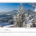 Januar. 01.01. Neujahr, 06.01. Heilige Drei Könige. Verschneite Landschaft mit Bäumen und Hügeln unter blauem Himmel.