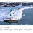 Kalenderseite: Januar, Feiertage: 01.01. Neujahr, 06.01. Heilige Drei Könige. Ein verschneiter Leuchtturm auf einer Mole.