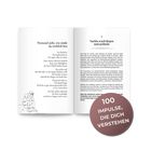 "100 IMPULSE, DIE DICH VERSTEHEN." Zwei Buchseiten mit Text. Links eine Illustration einer nachdenklichen Person.