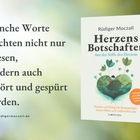 Text: "Manche Worte möchten nicht nur gelesen, sondern auch gehört und gespürt werden." Buchcover: "Herzens Botschaften".