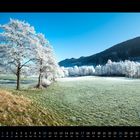 Kalender für Januar 2027; winterliche Landschaft mit frostbedeckten Bäumen auf einer Wiese vor einem klaren blauen Himmel.