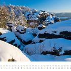 Januar Kalender. "Neuschnee auf dem Gohrisch, Sächsische Schweiz". Verschneite Felsen und Bäume unter klarem, blauem Himmel.