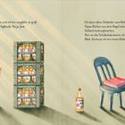 Ein Junge steht mit Schokolade neben Getränkekisten. Rechts ein Stuhl mit Buch und Apfelsaftflasche davor.