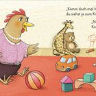 Ein Huhn mit Perlenkette will eine Maus mit Latzhose umarmen. Spielzeug liegt auf einem roten Teppich herum.