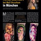 „Honey Scarheart bei Mori Occultum in München.“ Oberer Teil zeigt eine Frau; darunter drei Tattoos mit detailreichen, farbigen Motiven.
