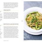 Zwei Rezepte: "Spring Bavette" und "Bavette with Clams and Zucchini". Eine Nahaufnahme von Nudeln mit grünem Spargel und Erbsen.