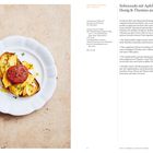 **Sobrassada mit Apfel, Honig & Thymian auf geröstetem Brot**

Links auf einem weißen Teller ein Brot mit Apfelscheiben, roter Sobrassada und Thymian. Beige Hintergrund.