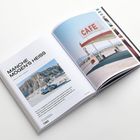 Links steht in großen Buchstaben "MANCHE MÖGEN'S HEISS". Daneben ein Foto eines einsamen Cafés in einer Wüstenlandschaft.