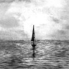 Ein Boot segelt alleine auf einem welligen Meer unter bewölktem Himmel in einer schwarz-weißen Zeichnung.