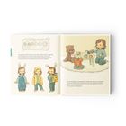 Links: „5, 3, 2, 1“. Toni in Tierkostüm und Regenkleidung. Rechts: Toni am Tisch mit Kuscheltieren, trinkend.