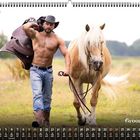 Text: "Grooms 01". Ein muskulöser Mann in Jeans und Cowboyhut, der einen Sattel trägt, neben einem hellen Pferd auf einer Wiese.