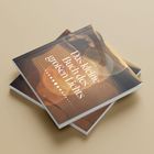 Der Text lautet "Das kleine Buch des großen Lichts". Zwei Bücher liegen leicht versetzt übereinander.