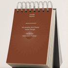 Text: "everyday PRAYER. Dein Prayer für heute: Ich entziehe dem Drama meine Energie. Frieden ist mein neues Normal."  
Ein aufgestellter Tischkalender mit braunem Hintergrund.