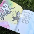 Text: "Was kann ich tun, wenn mich eine fremde Person anspricht?" Illustrationen: Ein Tintenfisch und ein Bär mit Flossen.