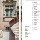 Textseite mit Inhaltsverzeichnis. Links eine Treppe, Bücherregale und alte Fensterfassade.