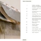 Texte wie "THEA DJORDJADZE" und Kapitelüberschriften. Metallinstallation mit glatten, gebogenen Oberflächen.