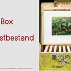 "Out of the Box – Kunstbestand." Rechts abgebildet: Ein gerahmtes Gemälde von Kohl in einer Holzkiste mit der Aufschrift "CASE NO #2".