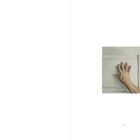 Seite 11. Eine Hand berührt eine weiße, vertäfelte Tür.