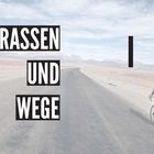 „STRASSEN UND WEGE“ steht groß. Ein Radfahrer fährt auf einer Straße in einer Wüstenlandschaft.