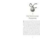 "1. Eine butterwarme Begegnung." Beginn des Kapitels mit einer Illustration einer Medaille mit Band. Darunter Textabsätze.
