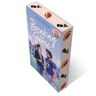 Der Text "Breaking the Game" und "Jules Sinclair" steht auf dem Buch, dazu ein Aufkleber "Knoxville Bears". Illustration: Eine Frau und ein Mann stehen sich gegenüber. Auf dem Buchrücken sind Football- und Kamerasymbole.
