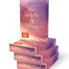 Der Text "The Weight of Falling in Love, Roman" von Sarah Stankewitz steht auf gestapelten Büchern. Im Hintergrund eine Skyline.