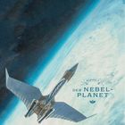 Kapitel 1: Der Nebel-Planet. "...ist unerforscht!" Ein futuristisches Raumschiff fliegt über einen blauen Planeten im All.