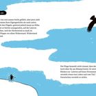 Tag 20 von 23. Ein Bussard fliegt am Himmel, unten sitzt eine Fliege auf einer Laterne. Hintergrund in Blau und Weiß.