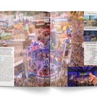 „Kirmes“ steht oben. Darunter viele Menschen, bunte Fahrgeschäfte. Fotos zeigen Miniatur-Modelle und Besucher in einer Ausstellung.