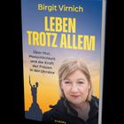 "BIRGIT VIRNICH: LEBEN TROTZ ALLEM. Über Mut, Menschlichkeit und die Kraft der Frauen in der Ukraine." Cover mit Frau und Statue.
