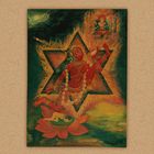 Illustration einer tänzerischen Göttin mit roten Gesicht und Körper, auf Lotusblüte, umgeben von Flammen und einem Stern.