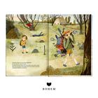 Ein Junge mit Rucksack und Fernglas wandert durch eine ländliche, waldige Landschaft. Ein anderes Kind sitzt im Baum.