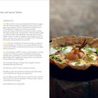 Rezept für WÄHE mit 4 Zwiebelsorten: Zutaten, Zubereitung beschrieben. Rechts Abbildung einer goldbraunen Zwiebelwähe.