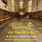 Texte: Denkmal der Marktkirche, St. Bonifacii zu Bad Langensalza. Innenraum mit Bänken und bunten Kirchenfenstern.