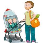 Zwei Kinder sitzen in einem raketenförmigen Kinderwagen. Ein Erwachsener schiebt den Wagen und trägt eine Einkaufstasche.