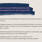 Text: "Willkommen bei eurem Methodenkarten-Set – eurem Werkzeugkasten für eine bessere Kita."  
Beschreibung: Ein blaues, pinselartiges Banner. Darunter erläuternder Absatztext in Schwarz auf weißem Hintergrund.